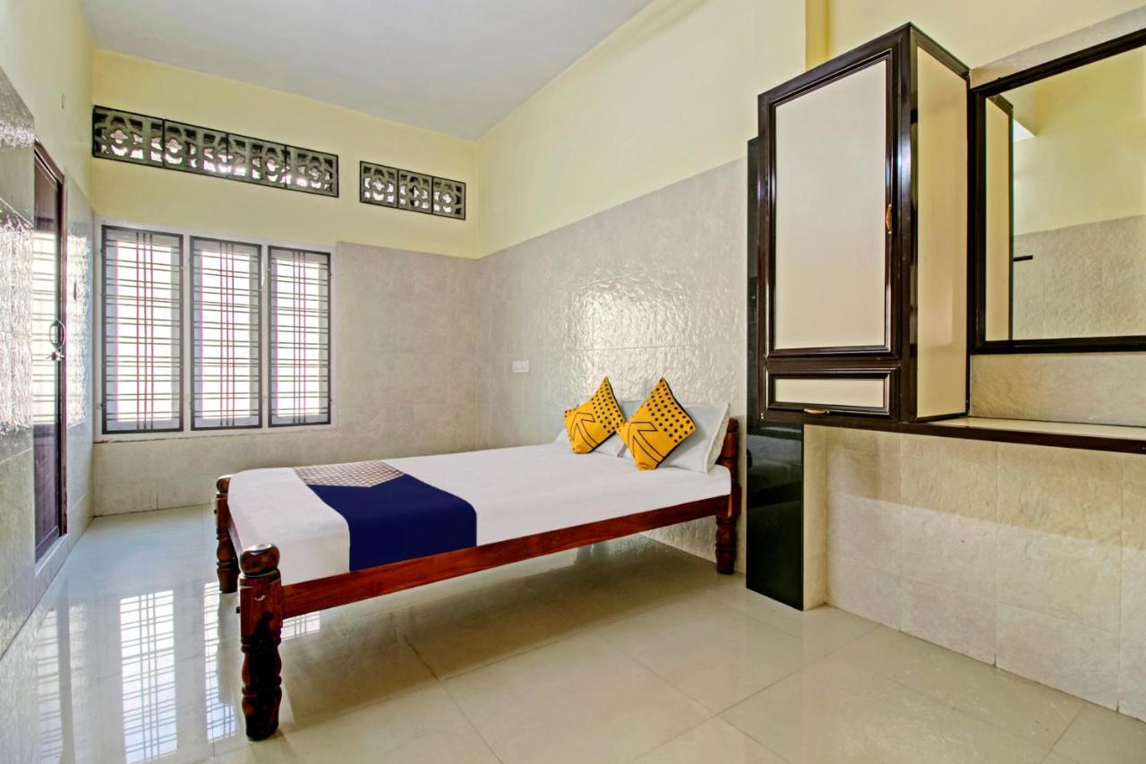 Spot On J P Tourist Home Kollam Exterior foto