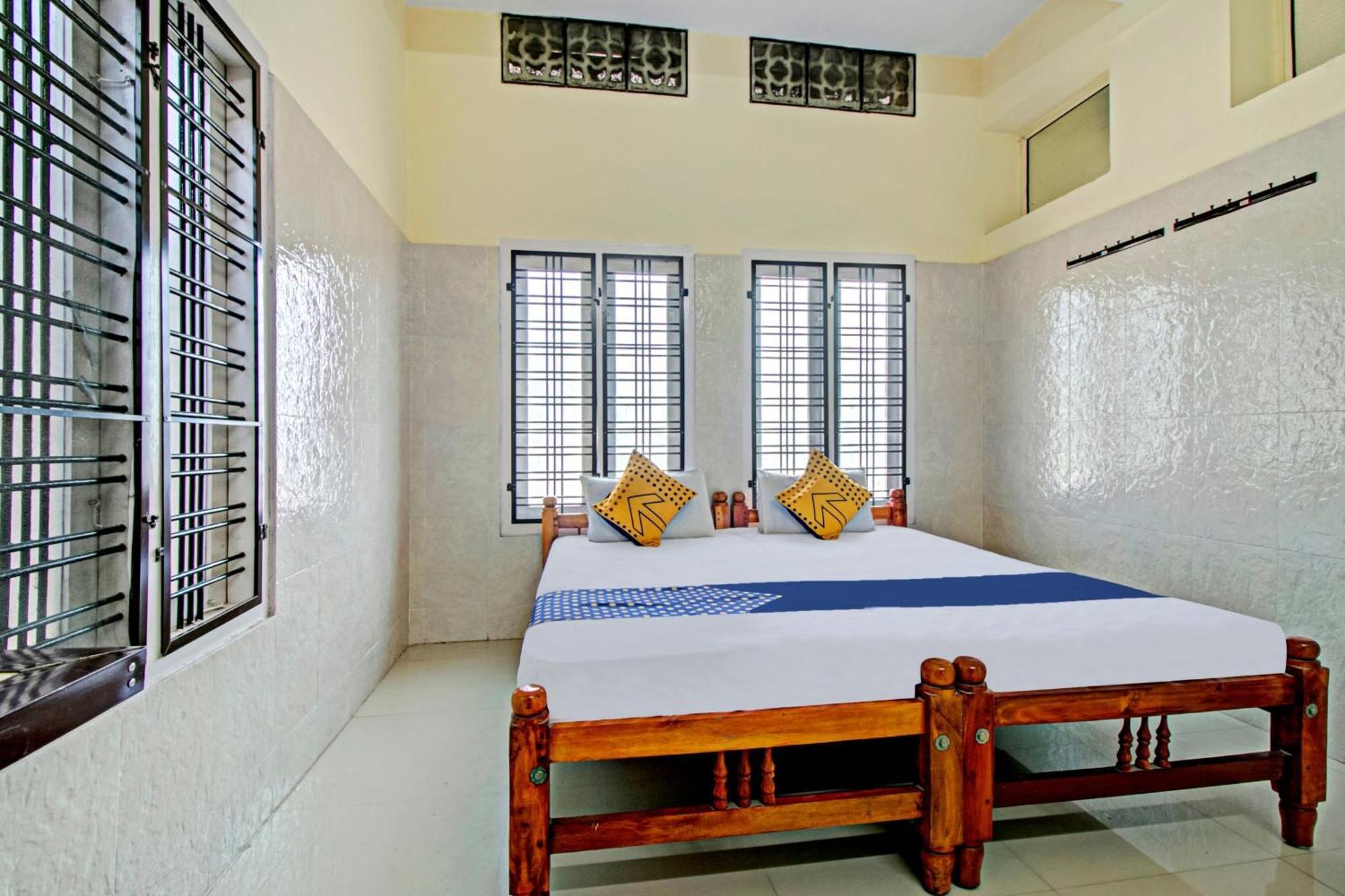 Spot On J P Tourist Home Kollam Exterior foto