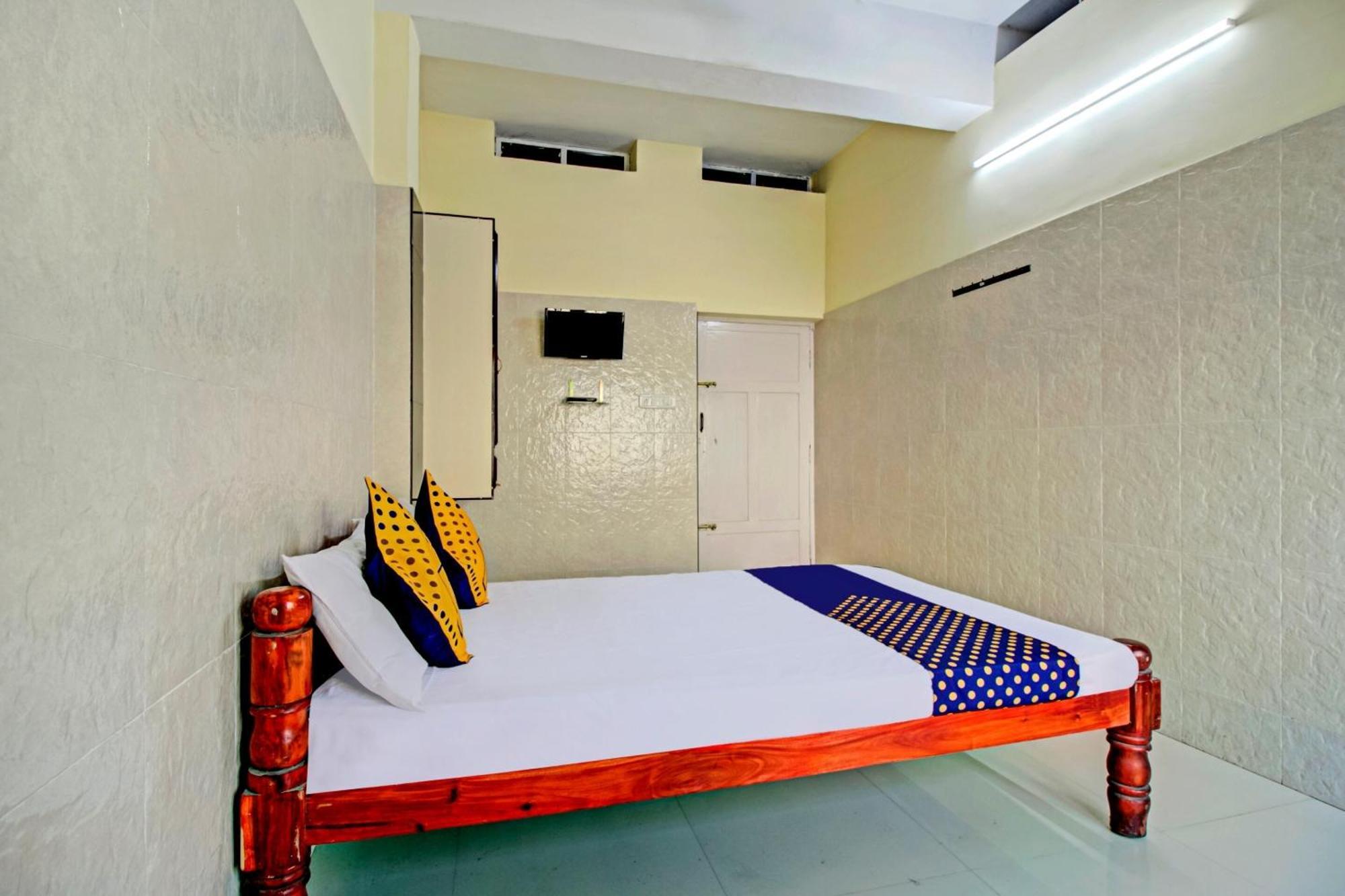Spot On J P Tourist Home Kollam Exterior foto